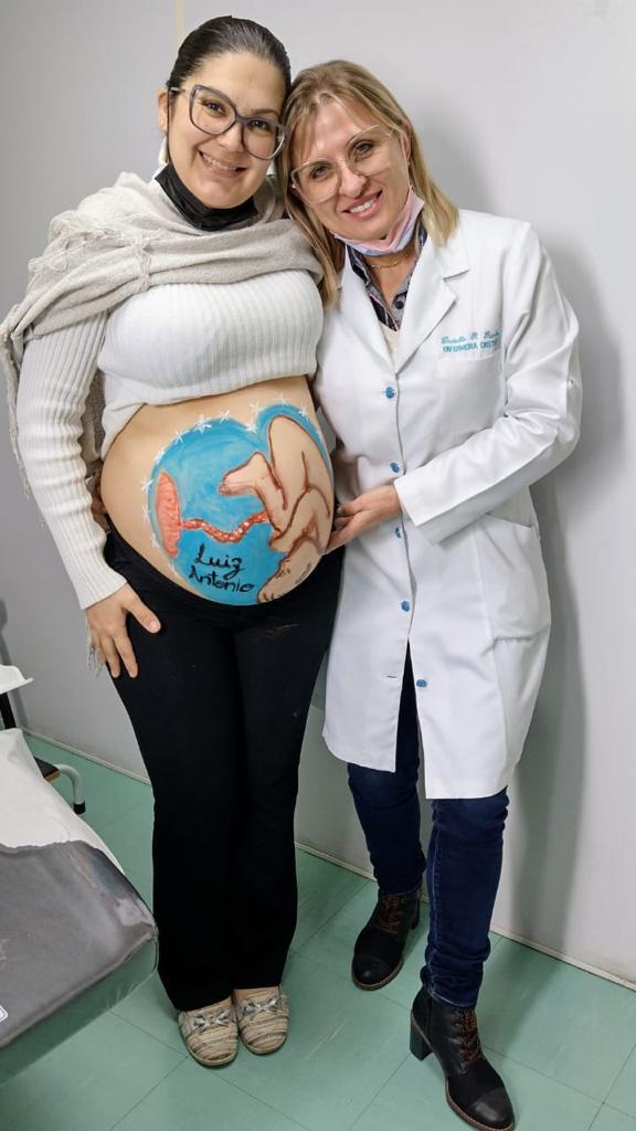 Danielle Ramalho é a enfermeira obstétrica que inicia e acompanha o pré-natal de cerca de 385 gestantes por ano, na Casa da Mãe Curitibana. A unidade de saúde é considerada referência de atendimento na capital paranaense porque além de um protocolo multidisciplinar