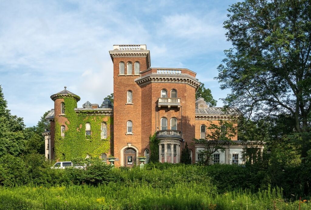 Também conhecida como "Grace Hill", é uma mansão de estilo italiano construída entre 1854 e 1857. Projetada por Alexander Jackson Davis, o principal arquiteto americano do estilo italiano da época, foi encomendada pelo empreendedor imobiliário e ferroviário Edwin Clark Litchfield.  