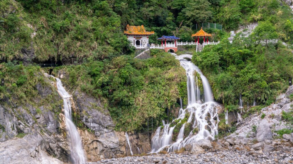 O Parque Nacional de Taroko é rico em patrimônio cultural e espiritual. O Templo Eternal Spring Shrine é um dos locais mais reverenciados do parque, construído em homenagem aos trabalhadores que perderam suas vidas na construção da Rodovia Central Cross-Island.