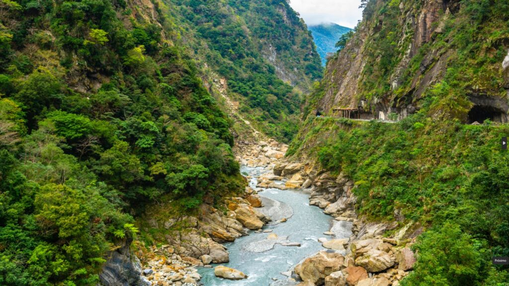 Situado na costa leste da ilha de Taiwan, o Parque Nacional de Taroko é uma das preciosidades do país, oferecendo aos visitantes uma mistura inigualável de aventuras ao ar livre, beleza natural e rica herança cultural.