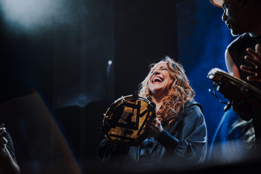 Ana Canta Cássia, a turnê que tem encantado o Brasil, na qual Ana Carolina celebra a obra de Cássia Eller, começa a ser eternizada para alegria dos fãs. 