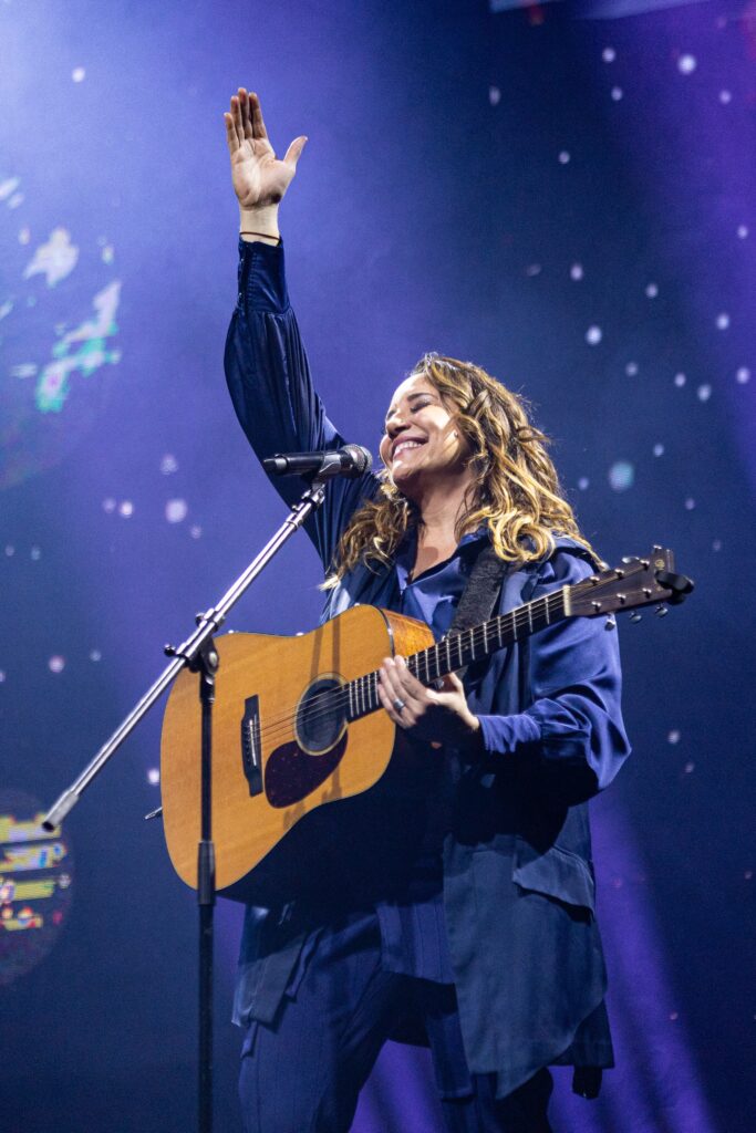 Ana Canta Cássia, a turnê que tem encantado o Brasil, na qual Ana Carolina celebra a obra de Cássia Eller, começa a ser eternizada para alegria dos fãs. 