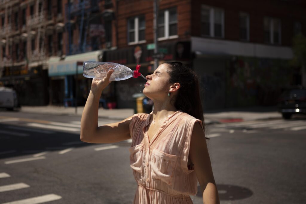 Ano após ano, temos visto ondas de calor cada vez mais intensas e frequentes, mesmo em períodos atípicos, como no outono e inverno. E além dessa transformação global trazer consequências para o próprio planeta, nosso corpo e nossa pele também são diretamente afetados.